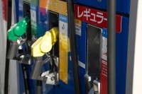 レギュラーガソリン1リットルあたりの全国平均の店頭価格が再び値下がりした。値下がりは2週間ぶりで、今年最も低かった2月の133円50銭に近い水準で、今年2番目の安値となった