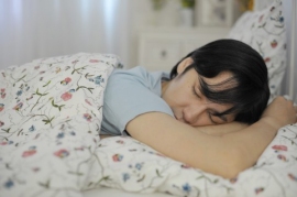 睡眠不足だと感じる人は約7割、そして悩みの1位は「疲れがとれない」だった。