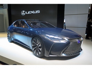 コンセプトモデル「LEXUS LF-FC」は、燃料電池技術と前輪にインホイールモーターを採用した4輪駆動車、走りの楽しさも兼ね備えた燃料電池自動車(FCV)としている