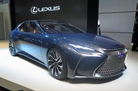 コンセプトモデル「LEXUS LF-FC」は、燃料電池技術と前輪にインホイールモーターを採用した4輪駆動車、走りの楽しさも兼ね備えた燃料電池自動車(FCV)としている