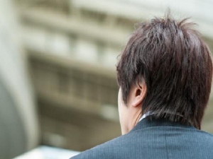 派遣社員や契約社員の4割近くは「正社員への雇用がない」とし、いずれも5割前後が「正社員になりたい」と希望している