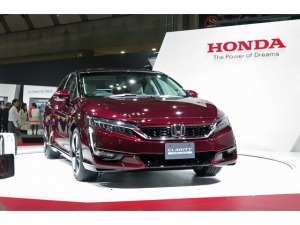 ホンダは、2008年に燃料電池自動車として世界初の専用設計セダン「FCXクラリティ」のリース販売を開始。そして、今回の東京モーターショーにおいて、ガソリン車に匹敵する使い勝手と燃料電池自動車の魅力を高次元で融合した市販車セダン「クラリティFUEL CELL」を発表した