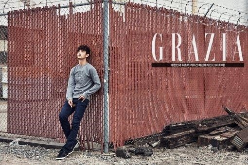 韓国のファッションマガジン「GRAZIA」が東方神起チャンミンのグラビアを先行公開し、注目を集めている。写真：GRAZIA