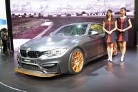 マットグレーに塗られた「BMW M4 GTS」。世界700台限定のスペシャルスポーツである。搭載する3リッター直6は、最高出力500ps(368 kW)、最大トルク61.2kg.m(600Nm)を発揮する