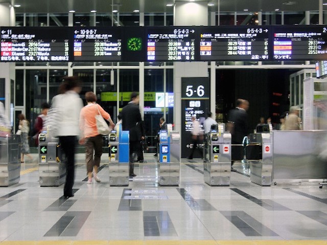 電車での通勤・通学中、何をしているか聞いたところ、「携帯電話でメール(SNSを含む)」が最も多い42.0%、続いて「睡眠」が37.5%だった。また、20才～34才の人が「音楽を聴く」37.5%、35才～49才の人が「読書」32.0%で、それぞれ30%を超える結果となった。