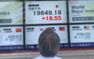 日経平均の前引けは１万９６４９円１８銭（１８円５５銭高）、ＴＯＰＩＸは１５８６．５３ポイント（０．４２ポイント高）、出来高概算（東証１部）は１９億３７３４万株。