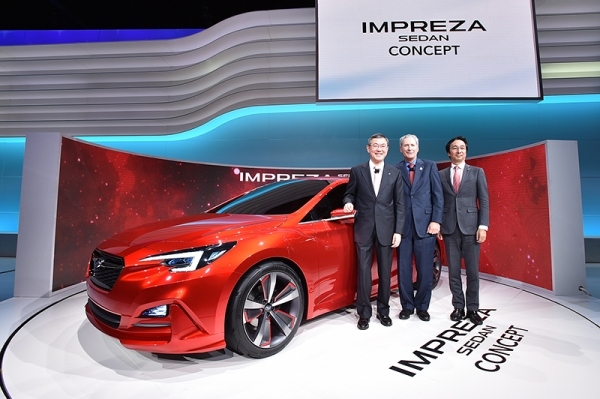 富士重工業がLAオートショーで公開した次期インプレッサをイメージしたデザインコンセプトカー「IMPREZA SEDAN CONCEPT」と、左から富士重工業の吉永泰之社長、スバル・オブ・アメリカのトーマス・ドール社長兼COO、石井守・商品企画本部デザイン部長。（写真提供：富士重工業）