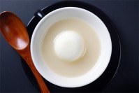 立田野茶寮から新作甘味「白いおしるこ」発売 - 温かい汁粉を、バニラアイスの求肥包みと共に