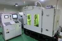東芝と東芝機械株が開発した3D金属プリンターの試作機の外観 （東芝の発表資料より）
