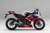 ホンダが12月11日に発売する大型スーパースポーツモデル「CBR1000RR」（ABS）のロスホワイト。 （写真提供：本田技研工業）