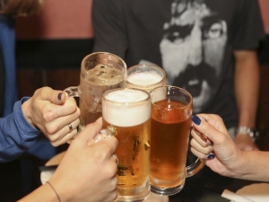 厚生労働省による日本人の飲酒適量は1日あたり日本酒換算で2合(ビールなら1L)。さらに週に2日程度は飲まない日を設けることが望ましいとのことである。つまり1週間で考えれば、日本酒なら1.8L、ビールなら5L(350ml缶で15本弱)程度が目安だ。