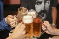 厚生労働省による日本人の飲酒適量は1日あたり日本酒換算で2合(ビールなら1L)。さらに週に2日程度は飲まない日を設けることが望ましいとのことである。つまり1週間で考えれば、日本酒なら1.8L、ビールなら5L(350ml缶で15本弱)程度が目安だ。