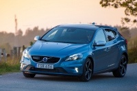 パワーブルーメタリックに塗られた特別限定車ボルボ「V40 D4 R-DESIGN」、同ブランドのベストセラーのクリーンディーゼルエンジン搭載車だ