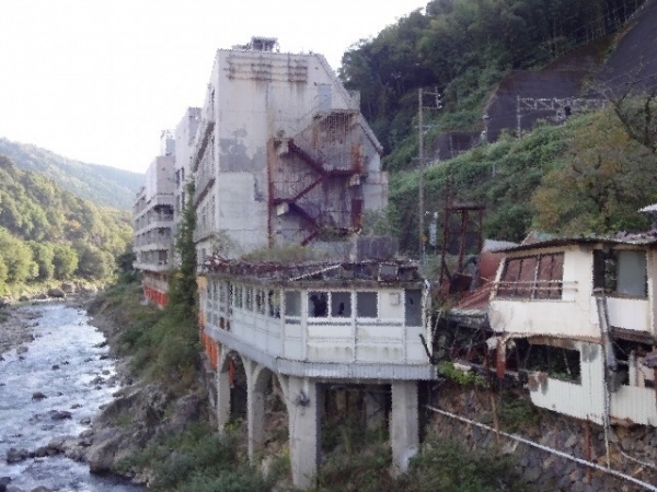 全体的な人口減少や過疎化が進む地域での空き家が問題視されているが、今年5月から施行された空き家対策特別措置法に則り、まずは危険な空き家28軒の所有者に修繕や撤去など今後の処置について勧告がなされたようだ。