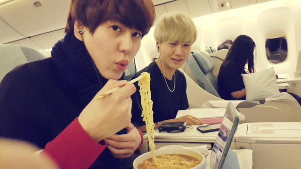 SUPER JUNIORのリョウクが、機内でラーメンをすするキュヒョンの姿を公開した。写真：リョウクのツイッター