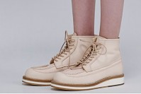 sacai×Hender Scheme、なめし革のブーツ＆サンダル発売 - パリコレ登場モデルも展開