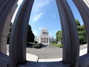 来年夏の参院選挙に向けて『希望』と『飴』の大盤振る舞いが続く。その先に、何があるのか。