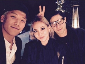 BIGBANGのV.Iが2NE1シエルやアメリカの有名DJスクリレックスとのディナーの様子を公開した。写真：V.Iのインスタグラム