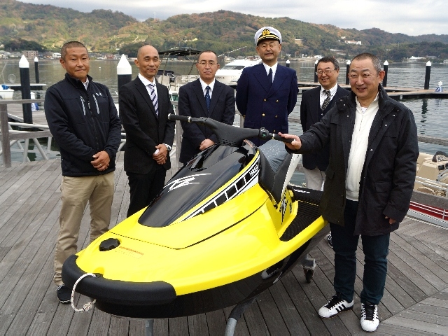 向かって右からオーナーの松永さん、小柳氏(ヤマハ発動機)、桑原船長(福島丸)、澤尻校長(いわき海星高校)、藤枝氏(JEAN)、三浦氏(ヤマハ発動機)