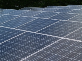 2015年の太陽光発産業を振り返ってみると、各地でメガソーラーの建設が相次ぎ、太陽光発電協会(JPEA)の発表によると2015年第二四半期の日本における太陽電池出荷量は前年同期比7.7%増の197万8,851kWとなっている。