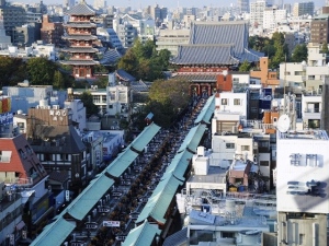 年間約4500万人の観光客が訪れる東京都台東区。上野・浅草のほか川を挟んだスカイツリーを含めて「古いものと新しいものが混ざっているところがいい」「日本の伝統を感じられる」と国内外の観光客から根強い人気を集めている。
