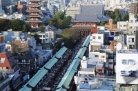 年間約4500万人の観光客が訪れる東京都台東区。上野・浅草のほか川を挟んだスカイツリーを含めて「古いものと新しいものが混ざっているところがいい」「日本の伝統を感じられる」と国内外の観光客から根強い人気を集めている。