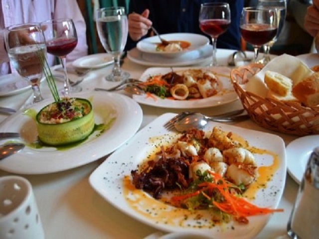 「少し高くてもいいものを」という志向を見せる人が増えている一方で、「節約のため外食を控えている」という層が増えているのも事実。ファストフードなどコンビニに台頭される分野は、今後も苦戦が続きそうだ