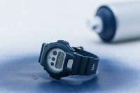 G-SHOCKとニューエラのコラボウォッチ - バックライトに描かれたフラッグロゴに注目