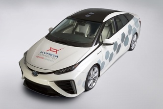 トヨタ自動車が北米国際自動車ショーに参考出展した燃料電池自動車「MIRAI」の実験車。米Kymeta社の技術を活用した衛星通信機能を搭載している。（写真提供：トヨタ自動車）