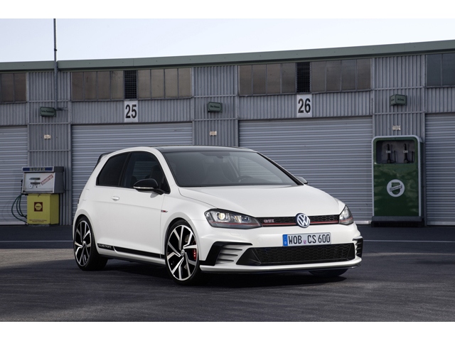 特別限定車「Golf GTI Clubsport」が搭載するパワーユニットは、標準のGTIよりも35ps強化した最高出力265ps(195kW)を発揮する。加えてドライバーは、パワーブースト機能を使って10秒間だけエンジン出力を10%上げることが出来る。この際の最高出力は290ps以上に達する