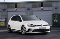 特別限定車「Golf GTI Clubsport」が搭載するパワーユニットは、標準のGTIよりも35ps強化した最高出力265ps(195kW)を発揮する。加えてドライバーは、パワーブースト機能を使って10秒間だけエンジン出力を10%上げることが出来る。この際の最高出力は290ps以上に達する