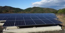 グリーン・コミュニティの実現を目指し、国内外でメガソーラー発電所の開発に注力する日本アジアグループ＜３７５１＞傘下の国際航業は、このたび、「大津ソーラウェイ」太陽光発電所を建設・完成した。
