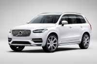 新型XC90のPHEVのパワーユニットは、2リッター直列4気筒のスーパーチャージャー付き直噴エンジン「T6」と駆動用モーターをセットアップした。トランスミッションは8速オートマティック(8AT)を組み合わせる。価格は1009.0万円