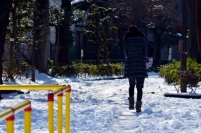 記録的な寒波の来襲で、普段は積雪に慣れていない西日本や都心では歩行中に滑って転ぶ人が続出した。