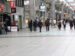 有権者が多く集まる駅やショッピングセンターなどにも投票所を設置し、移住する自治体のどの投票所でも投票できるようになりそうだ。実現すれば利便性が大幅に向上し、外出のついでに投票できる。