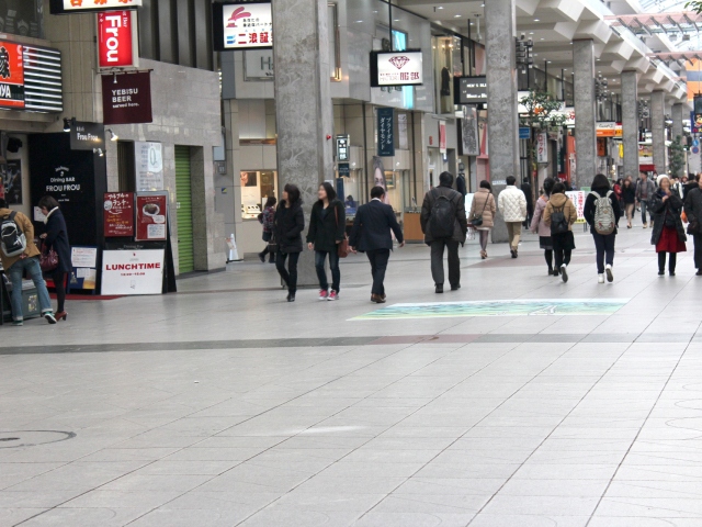 有権者が多く集まる駅やショッピングセンターなどにも投票所を設置し、移住する自治体のどの投票所でも投票できるようになりそうだ。実現すれば利便性が大幅に向上し、外出のついでに投票できる。