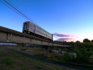 富良野駅と旭川駅を結ぶJR富良野線。北海道を代表する観光路線である一方、近年は周辺地域が旭川のベッドタウン旭川への通勤・通学路線としても機能している。