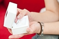 銀座ダイヤモンドシライシは、20歳～49歳の既婚・未婚の男女500名を対象にインターネットによる「結婚に関する意識調査」を実施した。