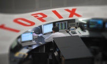 日経平均の前引けは１万６７９１円５６銭（２５３円４３銭安）、ＴＯＰＩＸは１３６３．５７ポイント（２５．２４ポイント安）、出来高概算（東証１部）はは１５億７１８７万株。