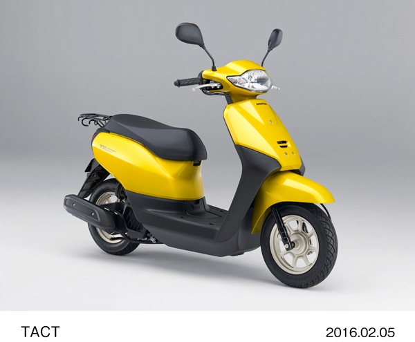 ホンダは低シート高タイプの50ccスクーター「タクト・ベーシック」のカラーバリエーションを変更して発売する。写真は、新色のパールフラッシュイエロー。（写真提供：ホンダ）