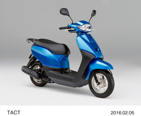 ホンダは低シート高タイプの50ccスクーター「タクト・ベーシック」のカラーバリエーションを変更して発売する。写真は、新色のグリントウェーブブルーメタリック。（写真提供：ホンダ）