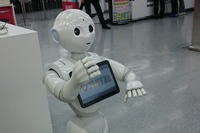 ソフトバンクの人型ロボット「Pepper」だけが接客する携帯電話ショップ「Pepperだらけの携帯ショップ」(東京都港区)が3月28日から4月3日までの期間限定でオープンする。
