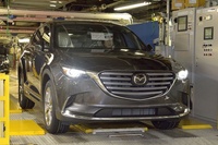 日本で生産を開始した新型「CX-9」、ボディサイズは全長×全幅×全高5065×1969×1716mm、ホイールベース2925mmと大きい。これは従来車よりも30mm短く、ホイールベースは60mm長い。ここに3列シートが収まる