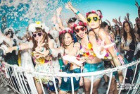 夏の祭典「泡フェスOSAKA2016」大阪・太陽の塔のもとで1万人で泡にまみれる