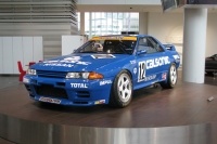 1990年にグループAに参戦し、デビューウインを飾った往年の「カルソニック・スカイラインGT-R」、ドライバーは名手・星野一義選手だった。