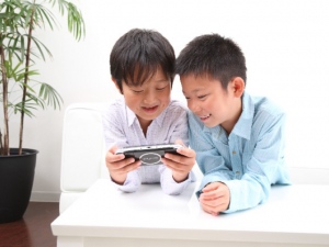スマートフォンやタブレットが浸透し、ゲームの低年齢化が顕著だ。小学校に上がる前の幼児期から、ゲームに触れる子どもが増えているという。スマホには幼児さえも「ゲーム中毒」にさせてしまう要素が詰まっている。