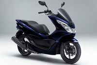 ホンダは原付二種スクーター「PCX」のカラーバリエーションを変更し、26日に発売する。写真は、新色パールダークアッシュブルー。（本田技研工業の発表資料より）