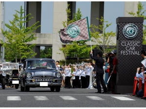 昨年の「第26回トヨタ博物館クラシックカー・フェスティバル」のスタートの模様。先導車は初代トヨタ・クラウン