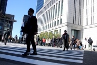 2015年の景気は「踊り場局面」とする企業が半数を超えるなど停滞感の漂う一年となったが、政府は官民対話を通じて賃金の引き上げを要請している