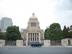 今回の改正には、自治体の対策を強めることで、自殺の兆候を見落とさないよう「気づき」のきっかけとなる窓口を細かく張り巡らせる狙いがある。